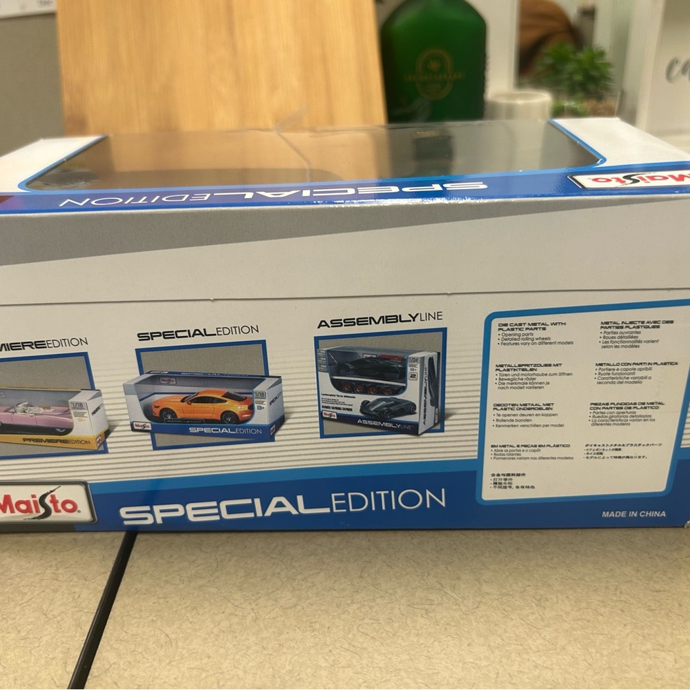 Maisto 1:24 Special Edition 2021 Ford Bronco Badlands 2 dr. Blue - Picture 4 of 7